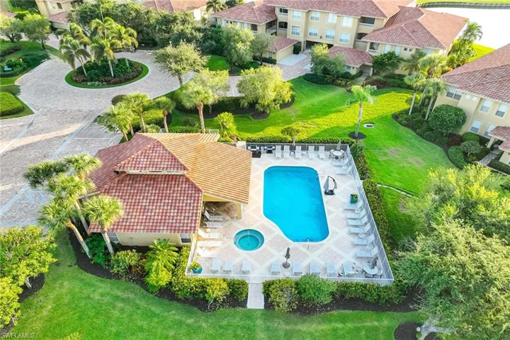 Les Chateaux Community Pool