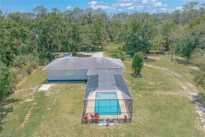 Drone / aerial view with a view of trees