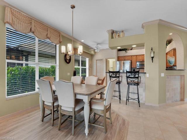 Dining Area & Breakfast Bar