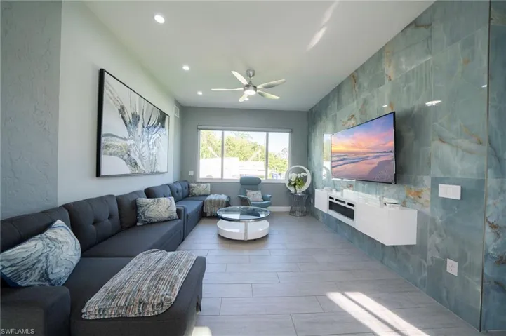 Living area featuring a ceiling fan and recessed lighting