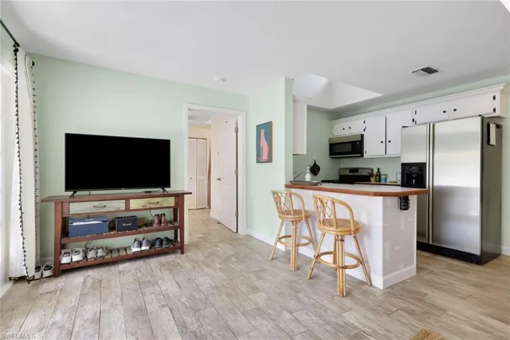Guest House - Living Room, Dining Room, Full Kitchen, 1 Bedroom, 1 Bathroom, Washer/Dryer, Screened Patio Area