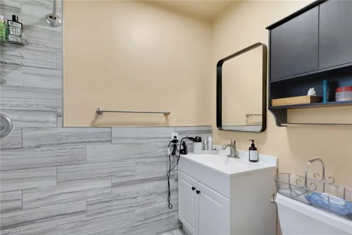 Guest House Full Bathroom