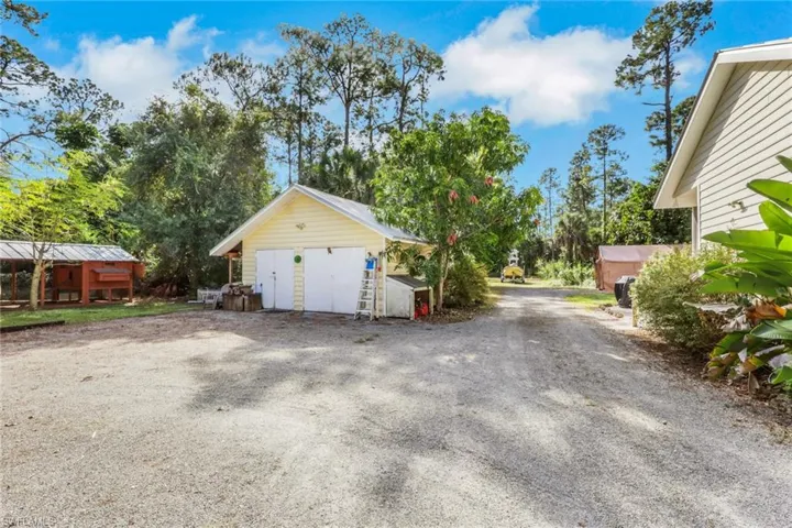 Detached Workshop/2 Car garage, Chicken Coop, Guest House in the back