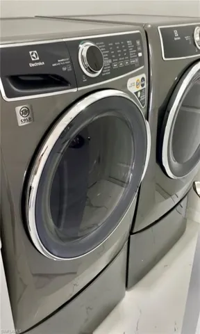Washroom with independent washer and dryer