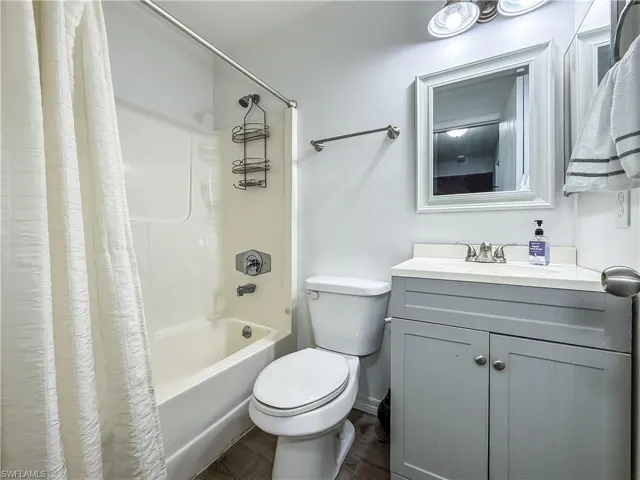 Tub/Shower combination guest bathroom