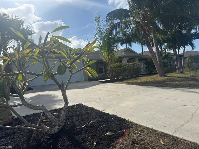 View of front facade featuring driveway
