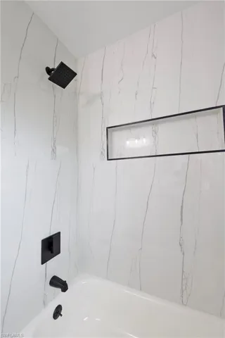 Bathroom with tiled shower / bath combo