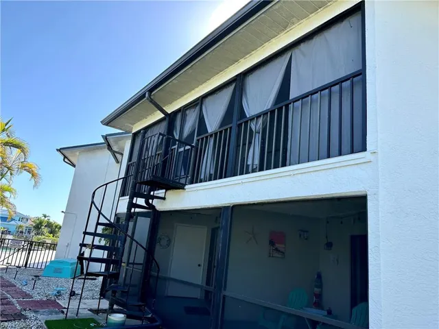 Large Screened Lanai with spiral stairs