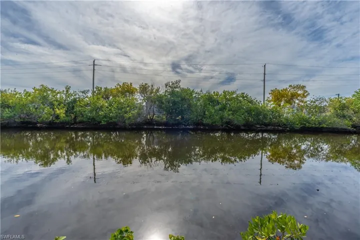 Canal View / Backyard
