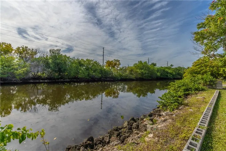 Canal View / Backyard