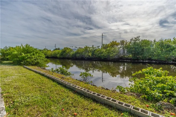 Canal View / Backyard