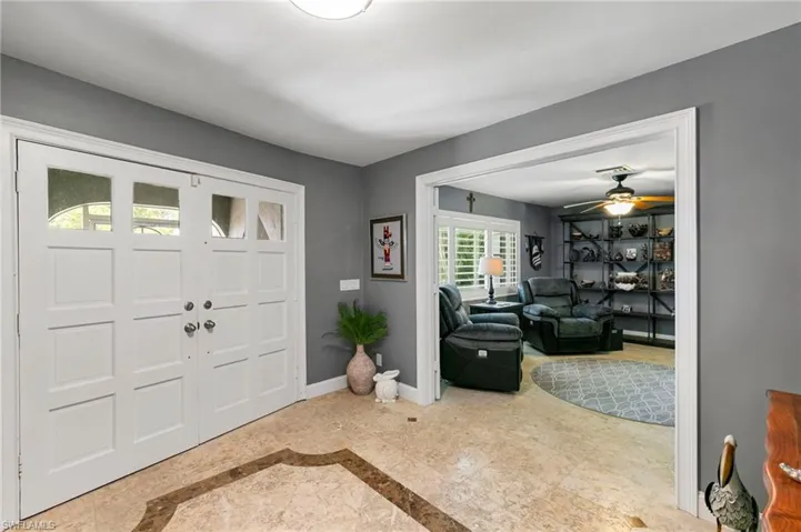 Foyer featuring inlaid floor details and a ceiling fan