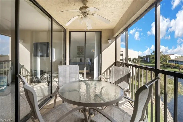 Sunroom with ceiling fan