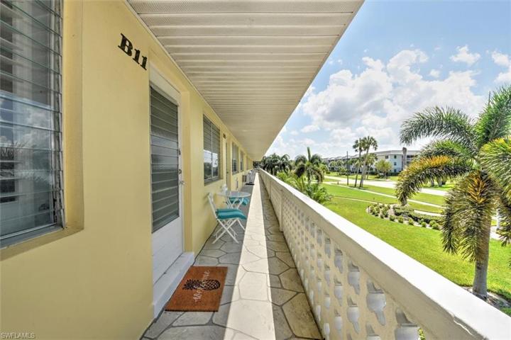 front balcony sitting area