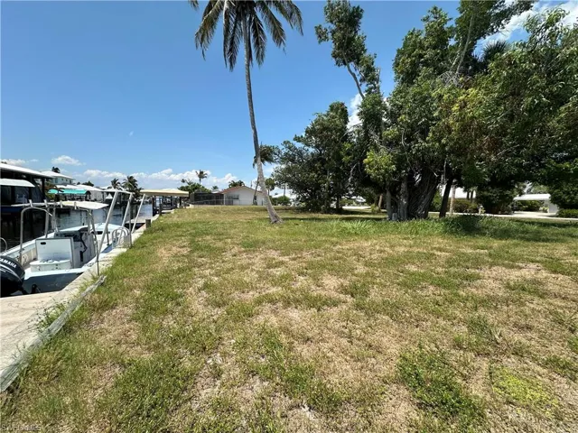 View of yard featuring a dock