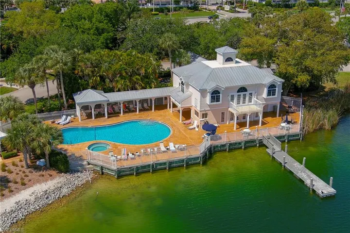2885 Citrus Lake DR # 302, NAPLES FL 34109