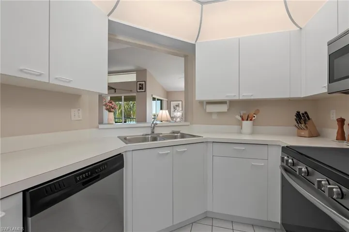 2885 Citrus Lake DR # 302, NAPLES FL 34109