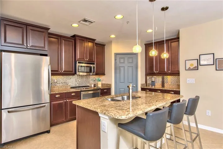 Kitchen w/ Island