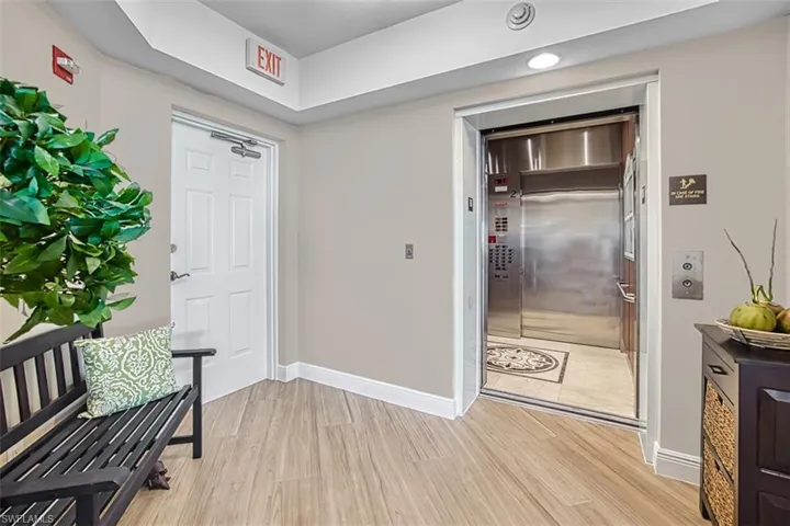 Private_foyer_off_secured_elevator