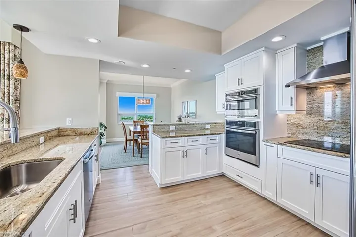 Granite_counters__backsplash