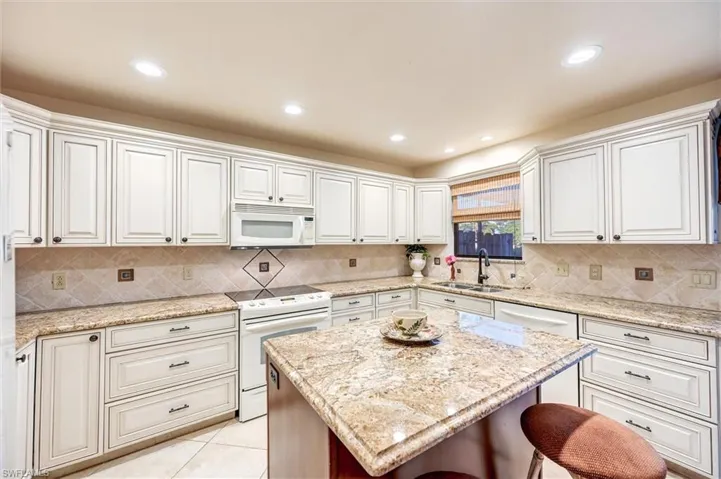 185  Lake Point  LN, Naples, FL 34112