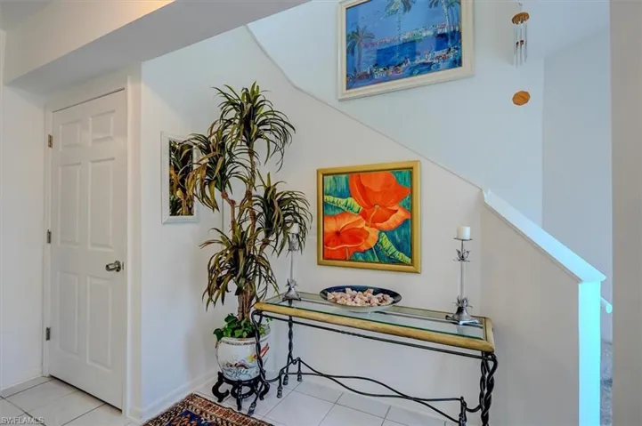 Entryway / foyer w/ stairwell to 2nd Floor