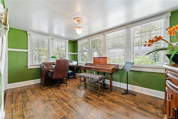 Bonus Room Office living room/Kitchen. Many uses Office/Tv room/ music room