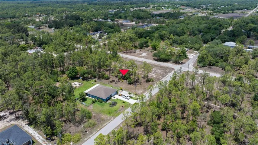 Aerial view of property's location featuring a heavily wooded area