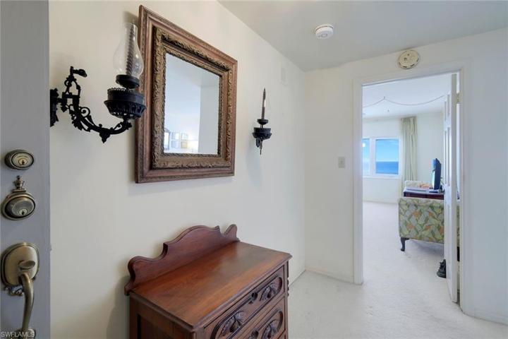 Foyer w/ 'Coat' Closet