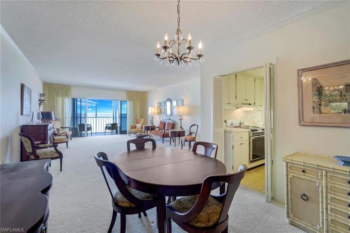 Dining Room connects to Kitchen.