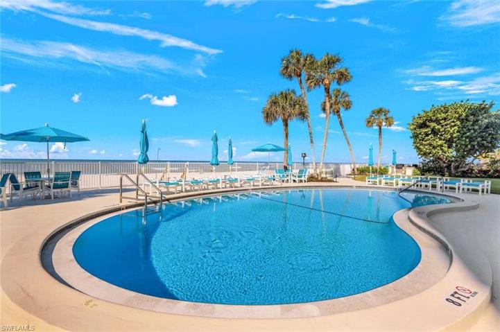 Huge Beachfront Sundeck