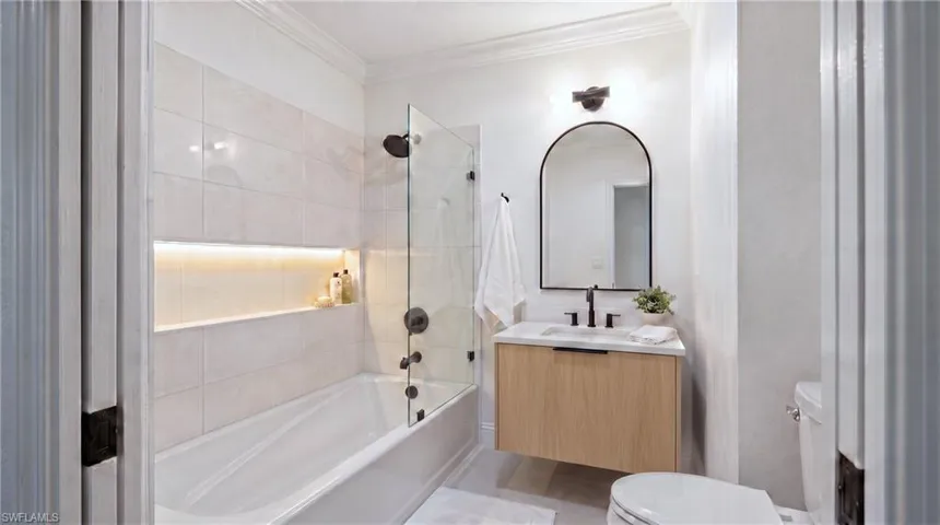 Second bath. Digital rendering, virtually staged.