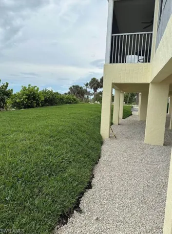 View of grassy yard