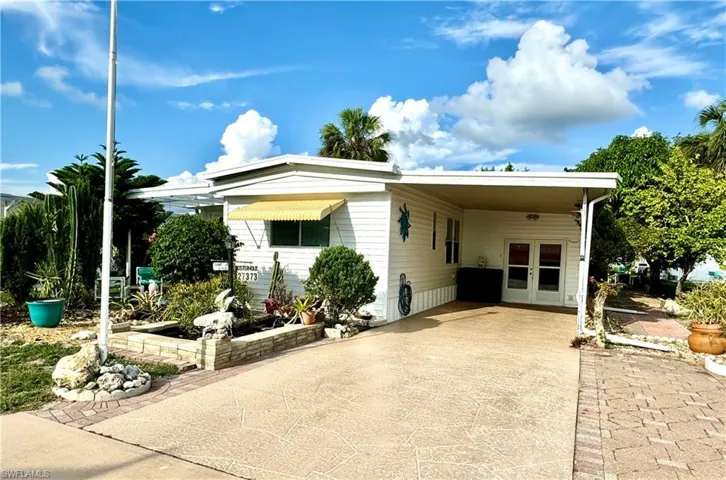 Manufactured / mobile home with a carport
