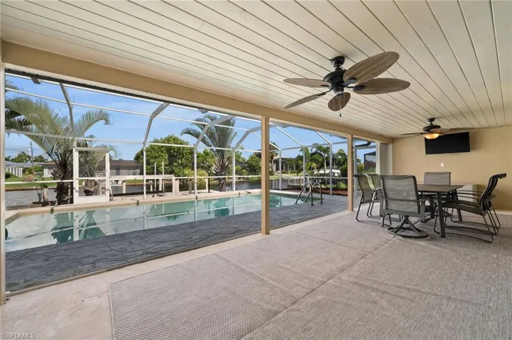 Large covered Lanai.