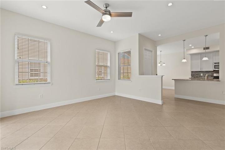 Living Room / Entry