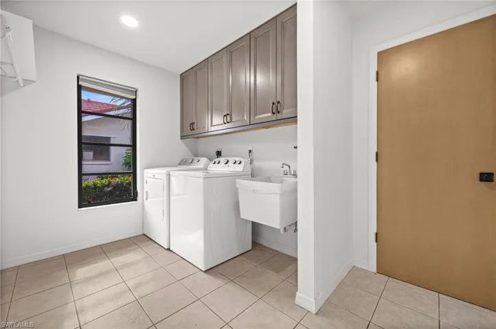 Spacious In Residence Laundry Room