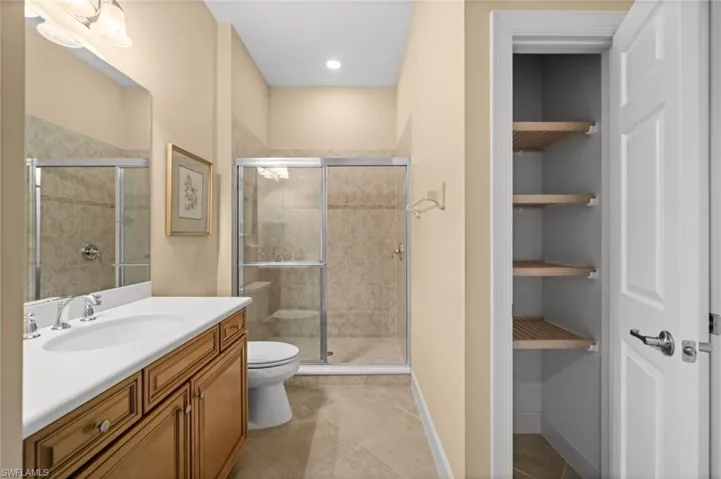Hall Bathroom w/Private Access to Rear Bedroom