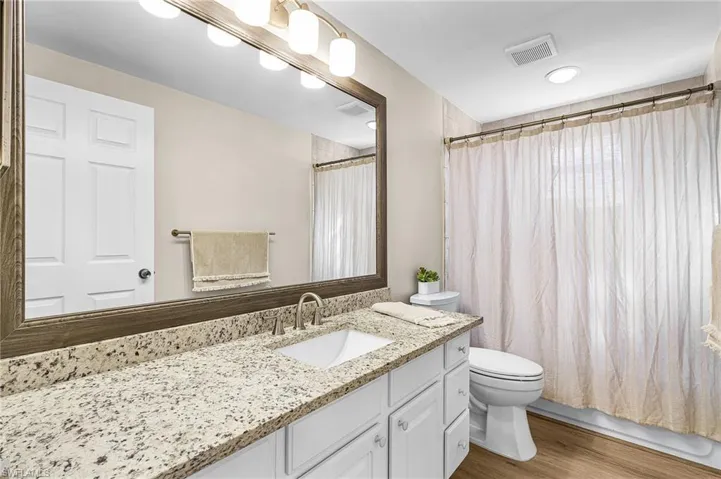 2nd bath with tub