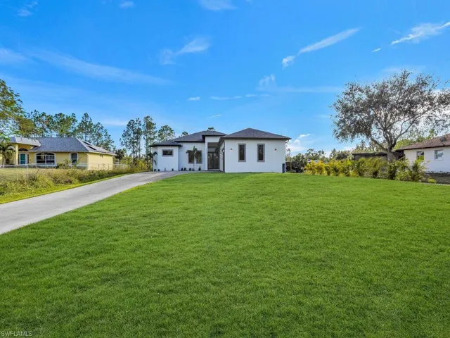View of front of house featuring a front yard