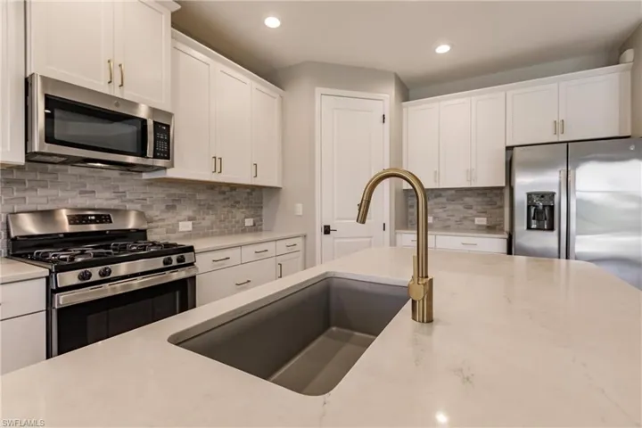 White shaker cabinets, stainless appliances, gas range/oven and single deep well sink.