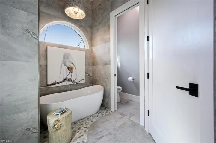 Sumptuous soaking tub
