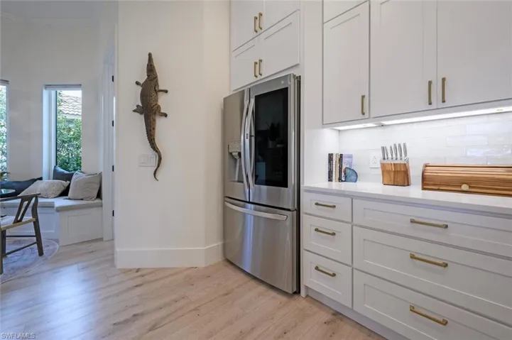 Kitchen views panning toward breakfast room