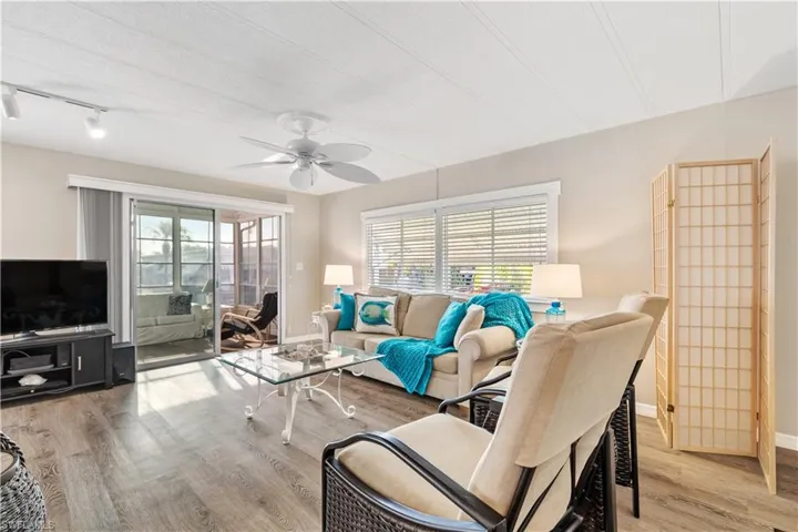 Living room with light and a ceiling fan