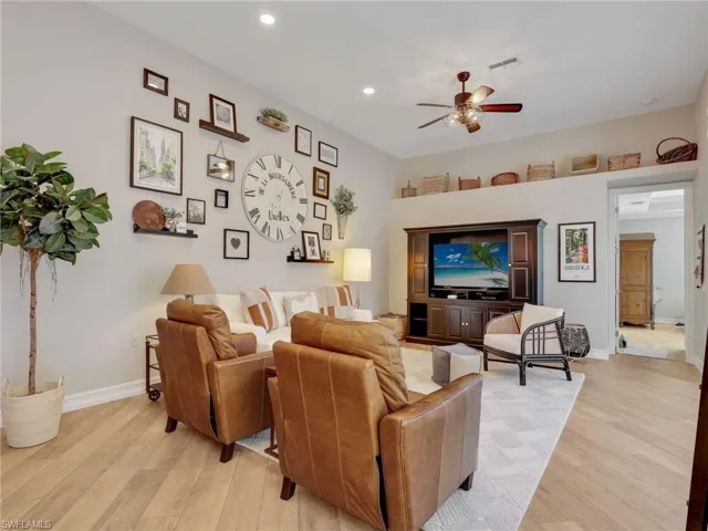 1661  Tarpon Bay S DR, Naples, FL 34119