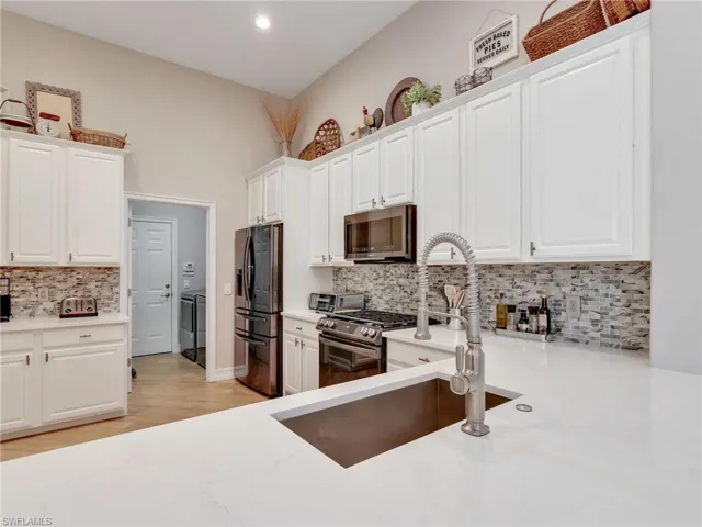 1661  Tarpon Bay S DR, Naples, FL 34119