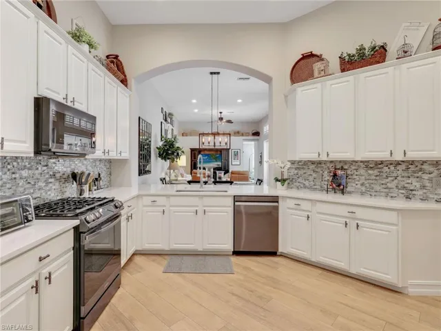 1661  Tarpon Bay S DR, Naples, FL 34119