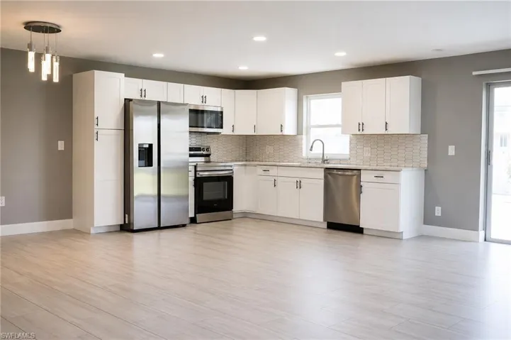 2122 Se 6th Ter, Cape Coral, Florida 33990