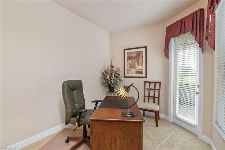 Primary bed room sitting area