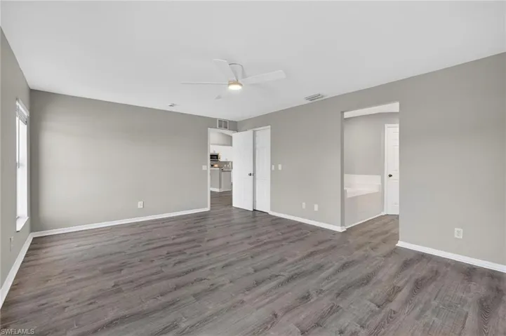 Primary Suite e/Walk-In Closet